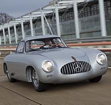 Mercedes-Benz Typ 300 SL (Baureihe W 194) aus dem Jahr 1952 mit der Chassisnummer 2 – der älteste existierende SL. Das Fahrzeug wurde 2011 im Mercedes-Benz Classic Center einer Komplettrestaurierung unterzogen.